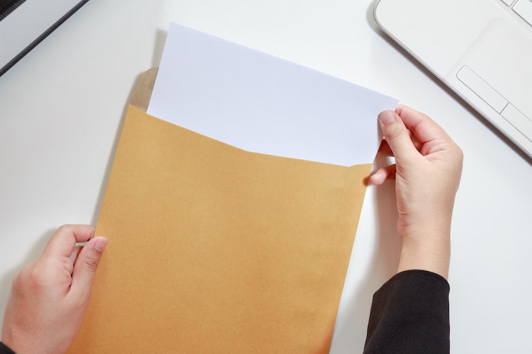 【就活生向け】企業への書類提出のマナーと封筒の書き方を解説