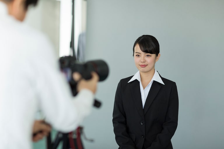 【就活】履歴書写真の撮影方法と服装・表情のポイントを解説！